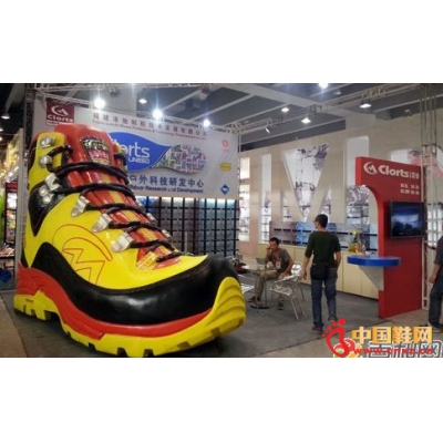 户外品牌洛驰造4.3米长巨型“大黄鞋”