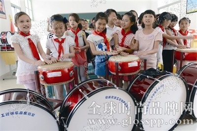 孩子们被音乐教室里新添置的乐器深深吸引。祝平 摄