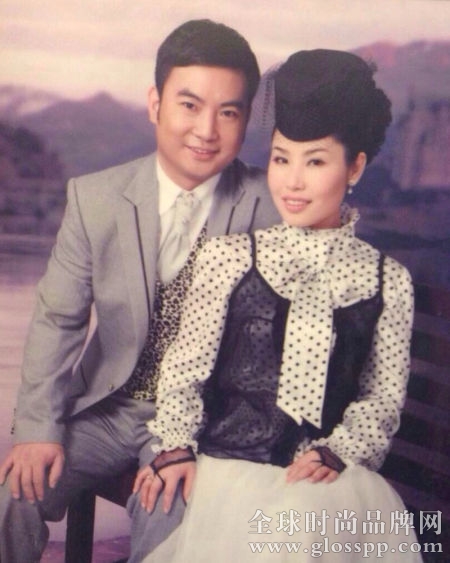 图：博主“陈丽羚”贴出的丁辉与妻子的合影