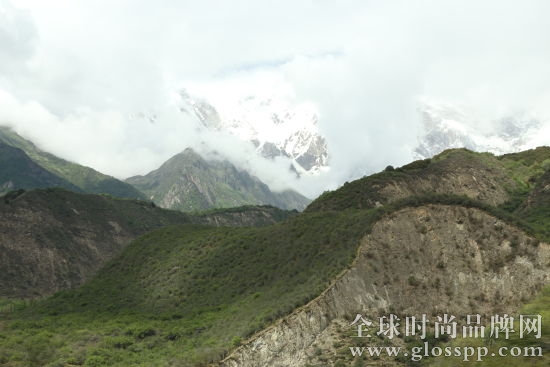 云遮雾绕中神秘的南迦巴瓦峰。