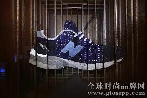 New Balance“致匠心”英美产系列巡展揭幕仪式现场由美产990部件原材料组装而成的巨幅990艺术品让现场来宾为之赞叹