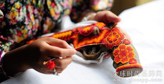 新疆手工艺品服装受中亚客商青睐