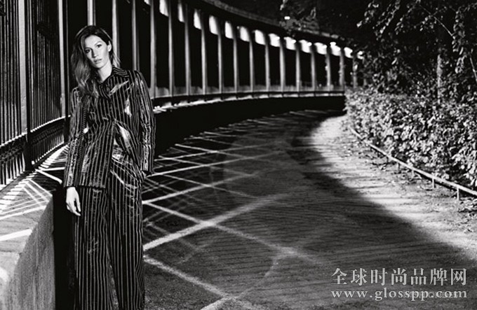 Gisele身着简约优雅的Chanel套装,游走于动人的巴黎之夜,身后留下梦幻的光与影,有一种穿越时空的优雅。