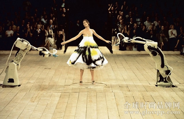 科技与时尚融合的油彩喷绘裙，Alexander McQueen 