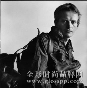 古典书籍封面穿身上 Burberry致敬Bruce Chatwin 