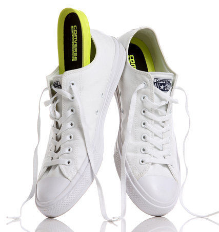 Chuck Taylor All Star II,上月推出,内置可抽离式缓冲鞋垫。