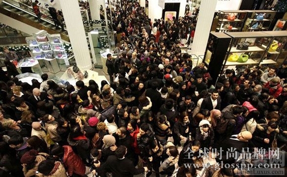中国游客消费总额猛增 最爱购买腕表和珠宝