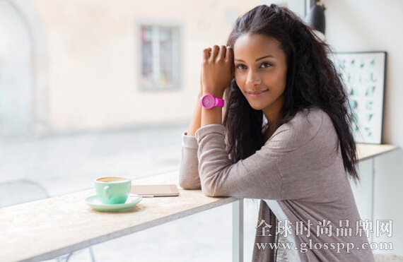 传统的计时和技术与 RUNTASTIC MOMENT WEARABLE 手表碰撞出新的火花
