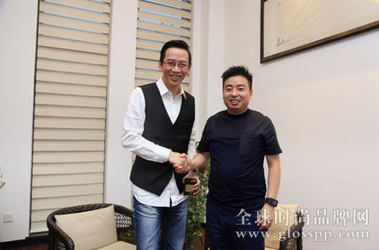 吴晓波:我觉得名创优品的确撕掉了最后的一层纸,即零售终端价格的虚高,一是渠道的陈旧与沉重,二是品牌商对价格的贪婪控制,把这两个打掉,价格的空间就突然出现了。在这个意义上,竞争的要点也许真的不在线上或线下,而是工厂到店铺的距离。