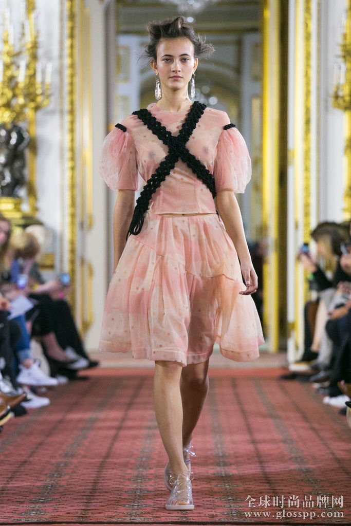 SLIDE SHOW Simone Rocha: Spring 2016 RTW CreditGuillaume Roujas/NOWFASHION