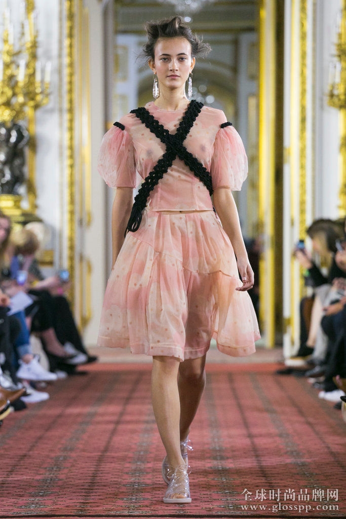  SLIDE SHOW Simone Rocha: Spring 2016 RTW CreditGuillaume Roujas/NOWFASHION