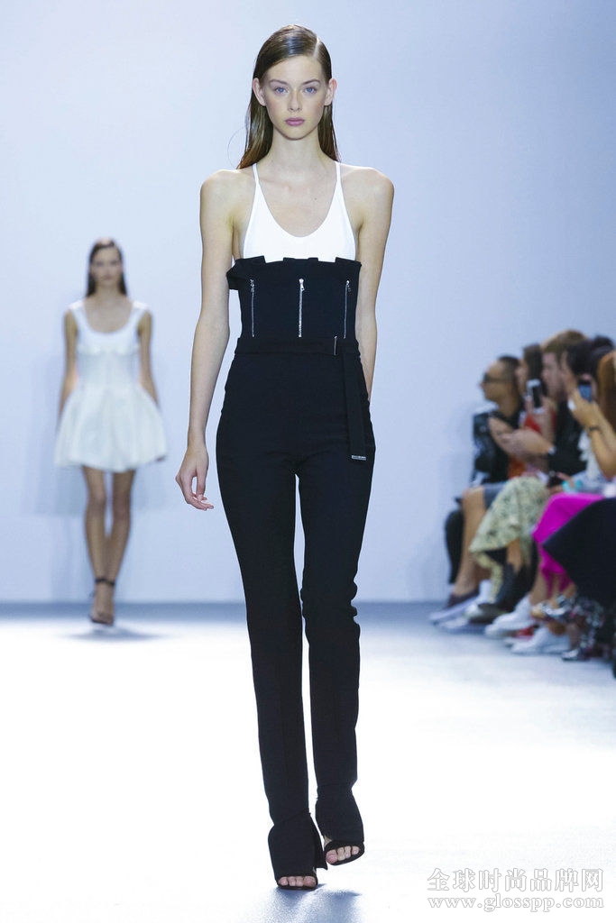 SLIDE SHOW Versus: Spring 2016 RTW CreditGuillaume Roujas/Nowfashion