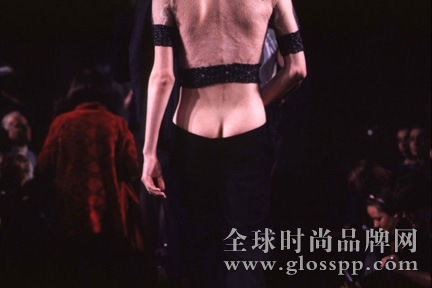 McQueen 在 1994 年发布了“虚无系列” (Nihilism)