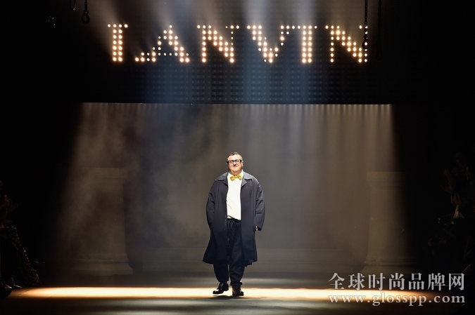 艾尔巴茨自 2001 年起就在 Lanvin，并凭借一人之力使其实现复兴，让 Lanvin 变成了普通女性和明星的最爱。