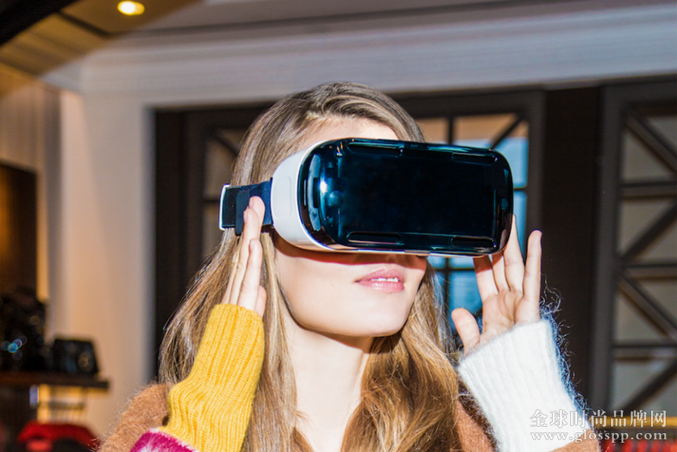 02_Model-Wearing-Virtual-Reality-Headset-in-TH-5th-Avenue-Flagship-Stor...-964x644