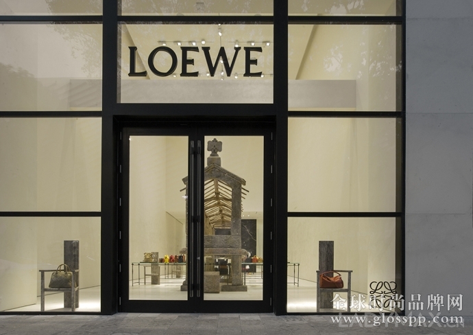 “不务正业”的设计师？Loewe创意总监Jonathan Anderson在迈阿密旗舰店举办艺术展