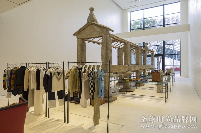 “不务正业”的设计师?Loewe创意总监Jonathan Anderson在迈阿密旗舰店举办艺术展