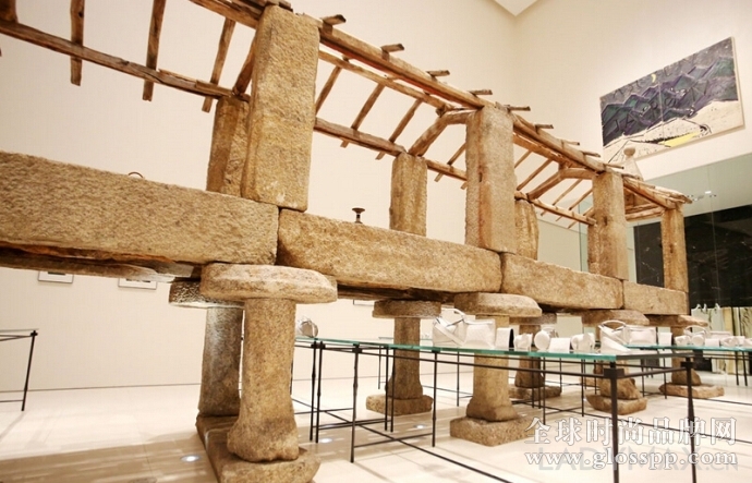 “不务正业”的设计师?Loewe创意总监Jonathan Anderson在迈阿密旗舰店举办艺术展