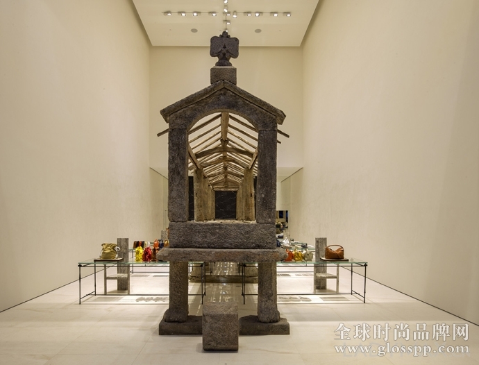 “不务正业”的设计师?Loewe创意总监Jonathan Anderson在迈阿密旗舰店举办艺术展