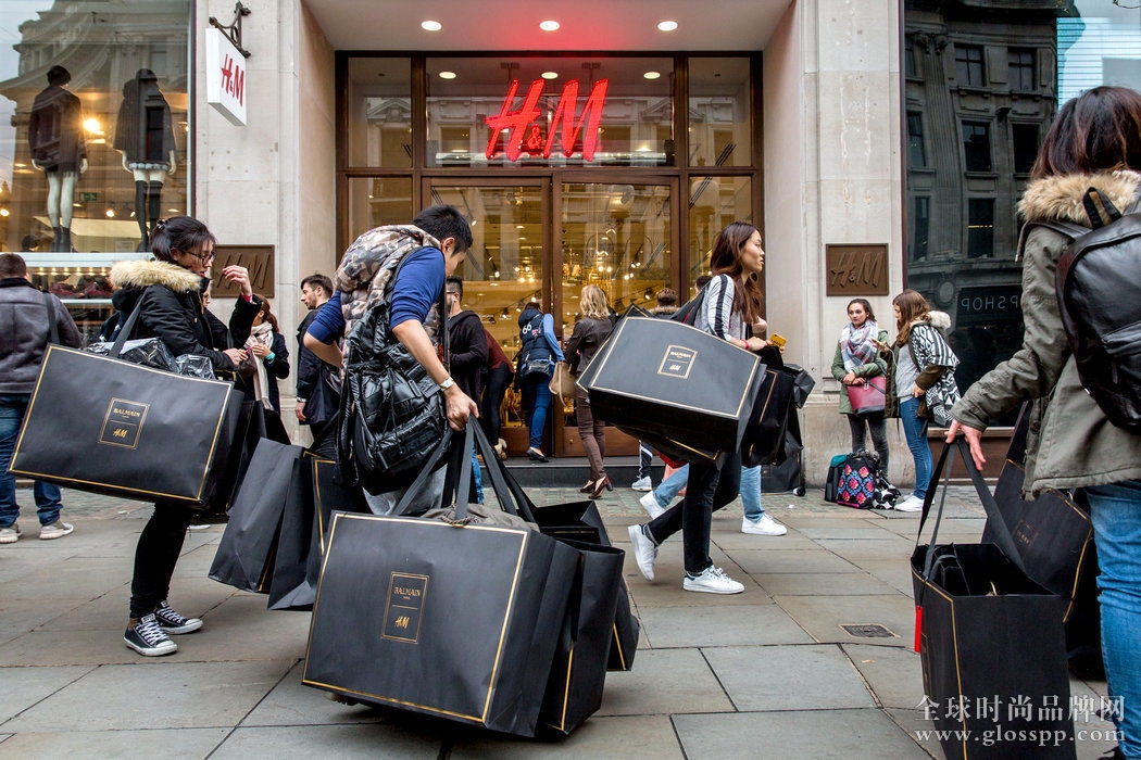 Balmain x H&M 系列发布前,伦敦一家 H&M 店铺外的顾客。图片来源:Rob Stothard /《纽约时报》