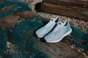阿迪达斯卖出了100多万双由海洋塑料垃圾做成的环保运动鞋。