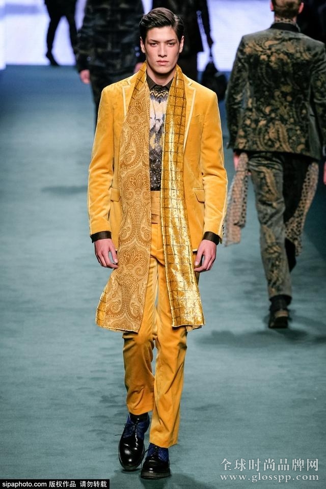 看男装周男模示范围巾如何戴才够“妖”!